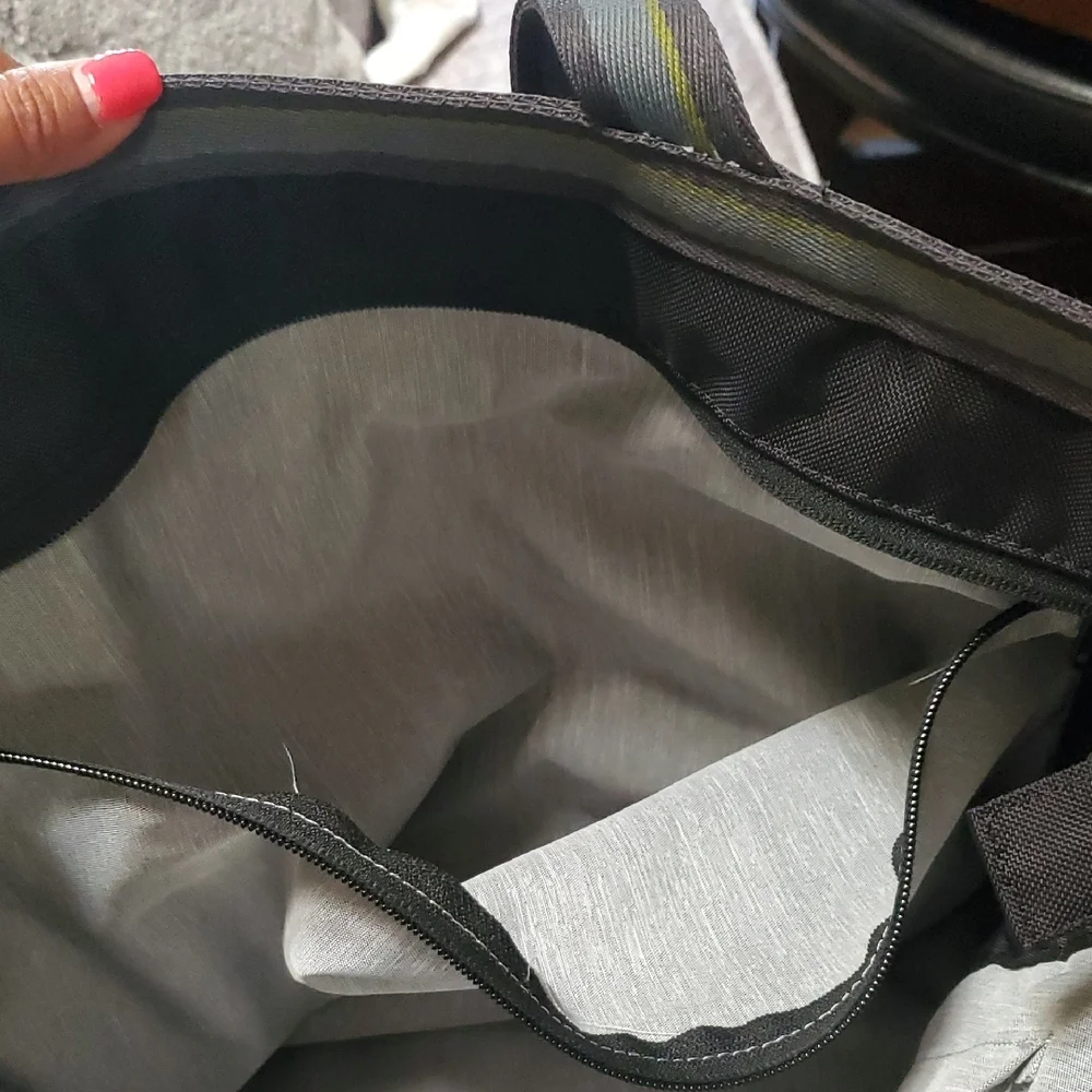 Sherpani Grey and Black Tote Bag with Sporty Design - Picture 4 of 9